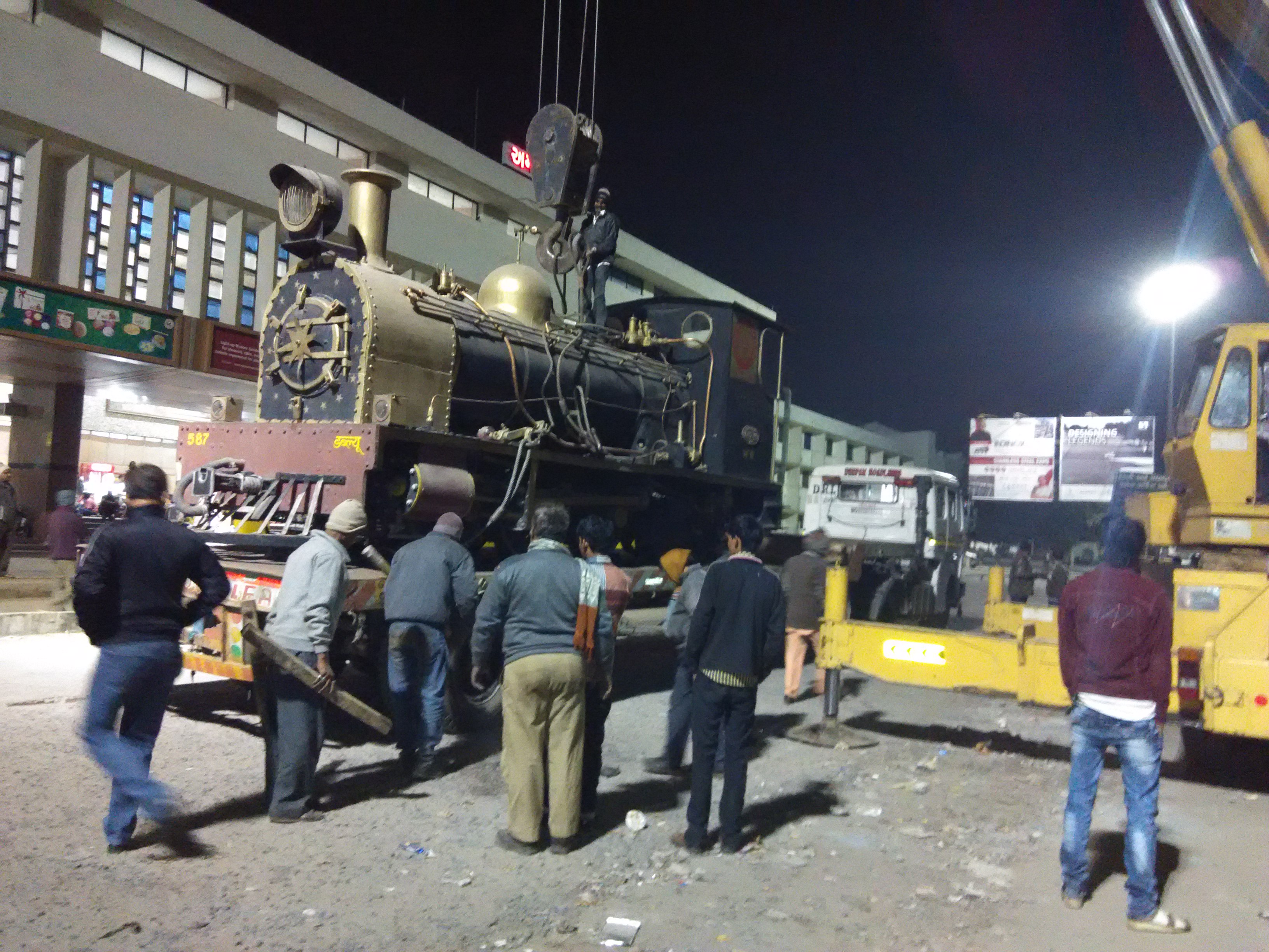 Workers for shifting Heavy Machinery in Ahmedabad